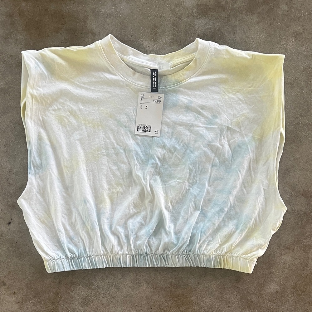 H&M White Cropped Tee with Pale Yellow and Light Blue Tie-Dye
